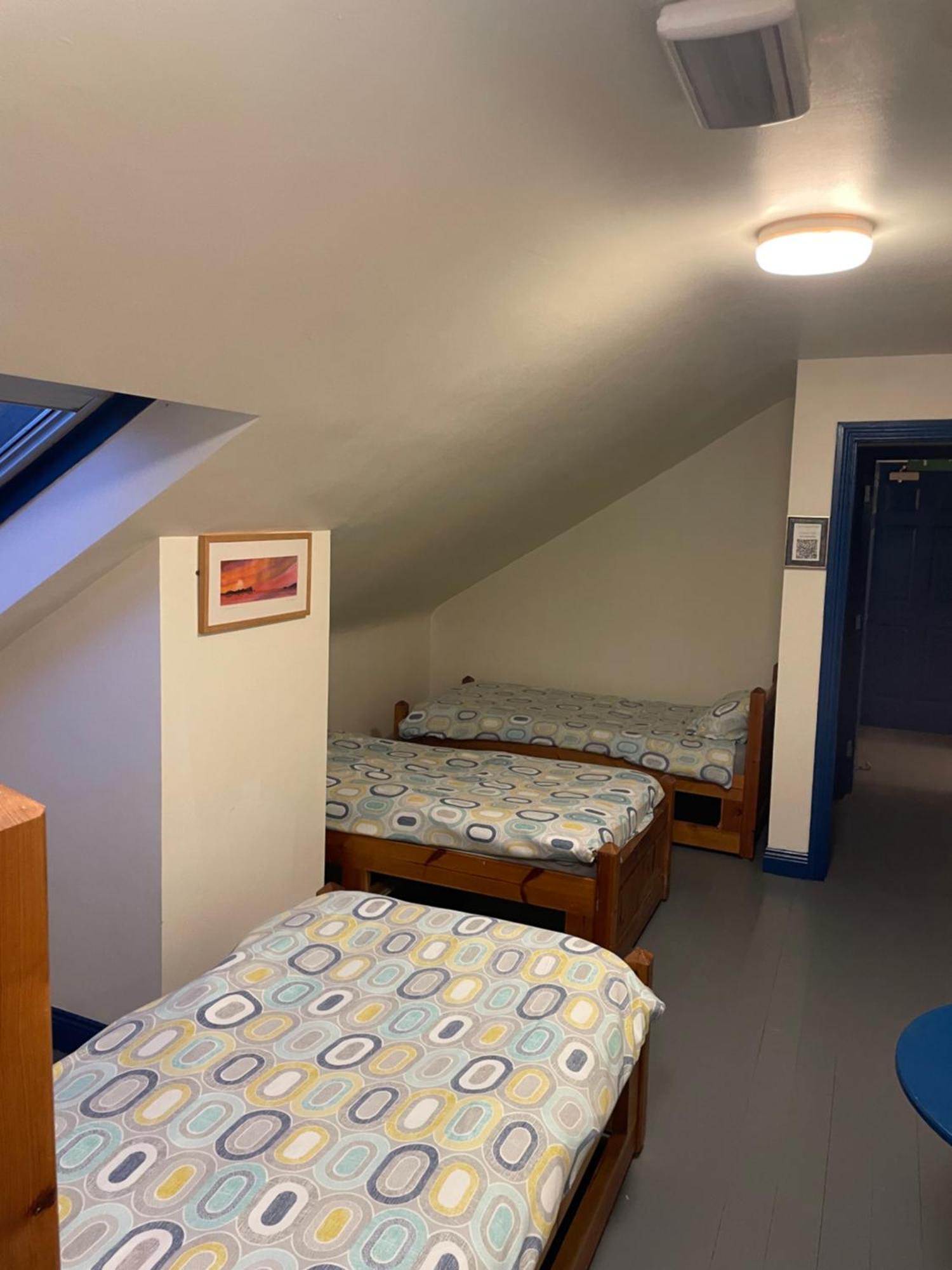 Coastguard Lodge Hostel At Tigh Tp Glaise Bheag Extérieur photo
