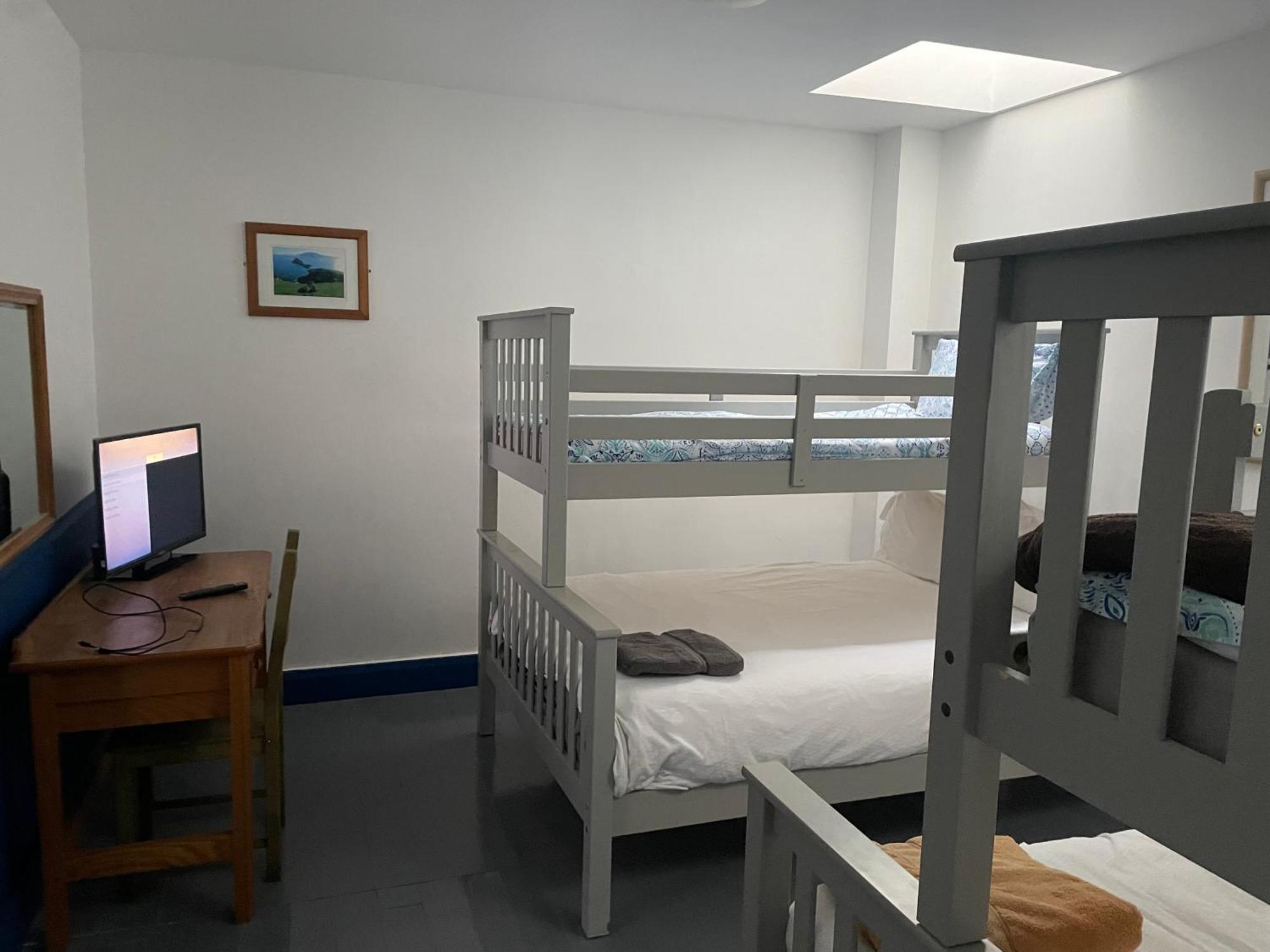 Coastguard Lodge Hostel At Tigh Tp Glaise Bheag Extérieur photo