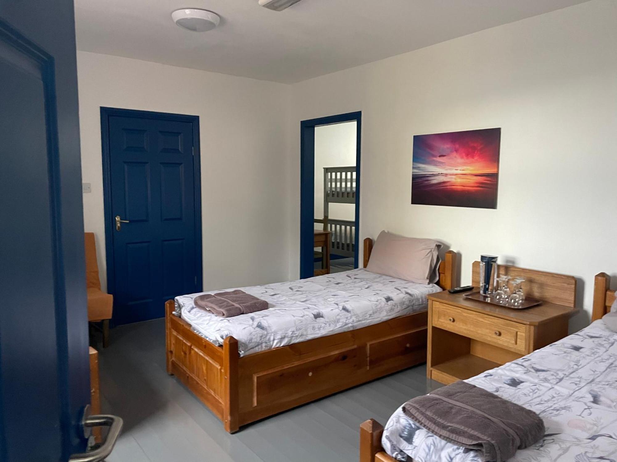 Coastguard Lodge Hostel At Tigh Tp Glaise Bheag Extérieur photo