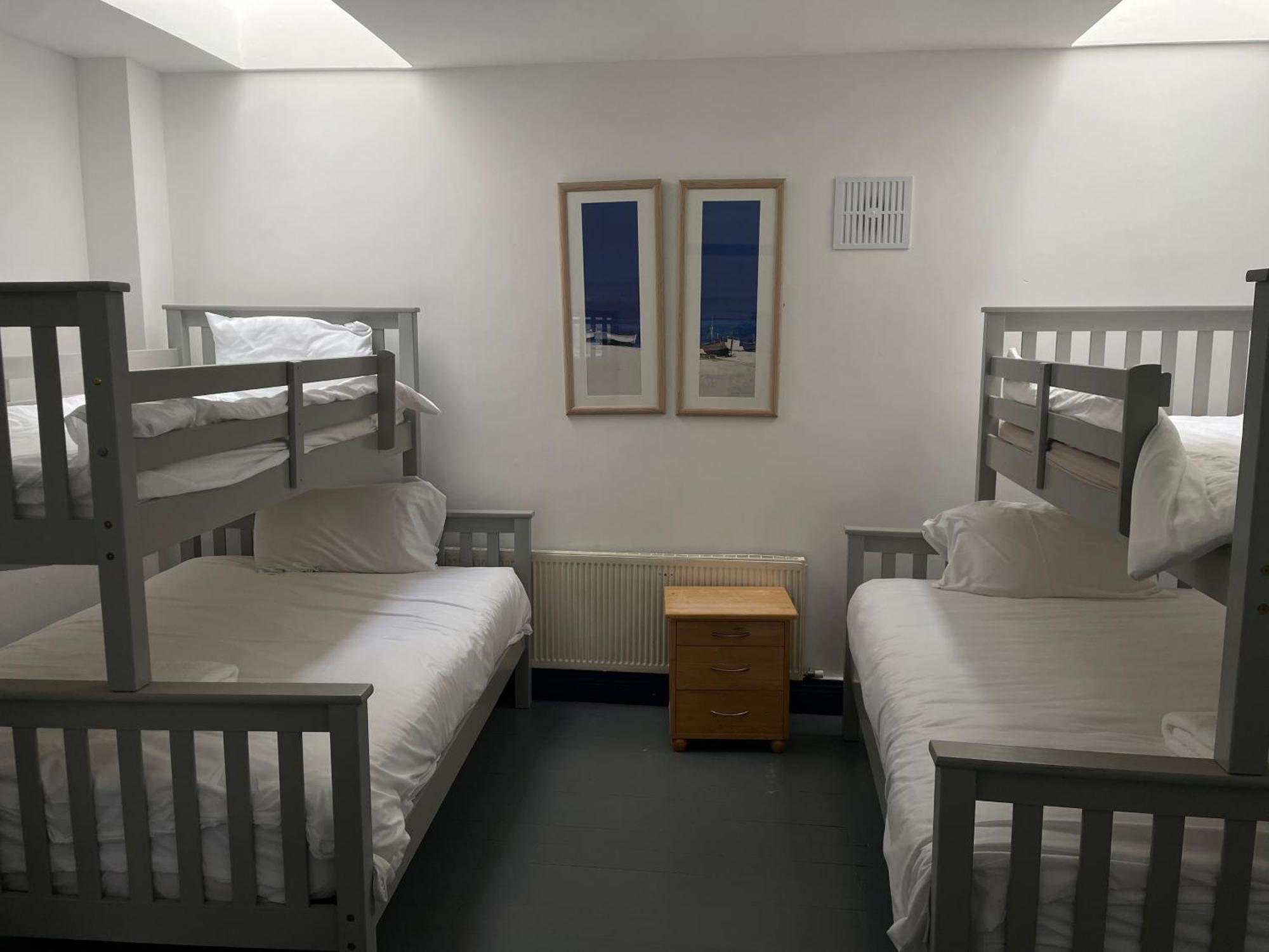 Coastguard Lodge Hostel At Tigh Tp Glaise Bheag Extérieur photo
