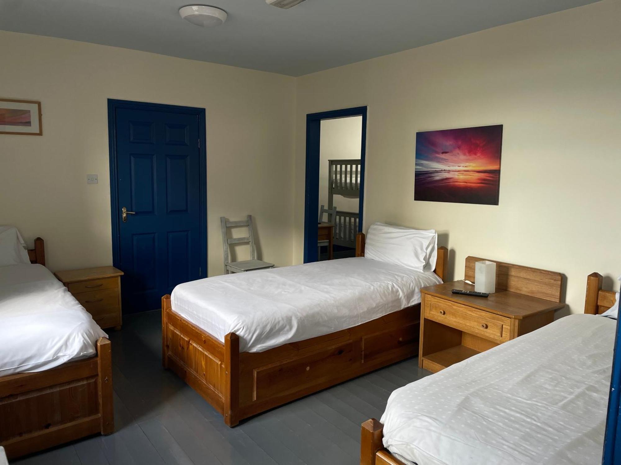 Coastguard Lodge Hostel At Tigh Tp Glaise Bheag Extérieur photo