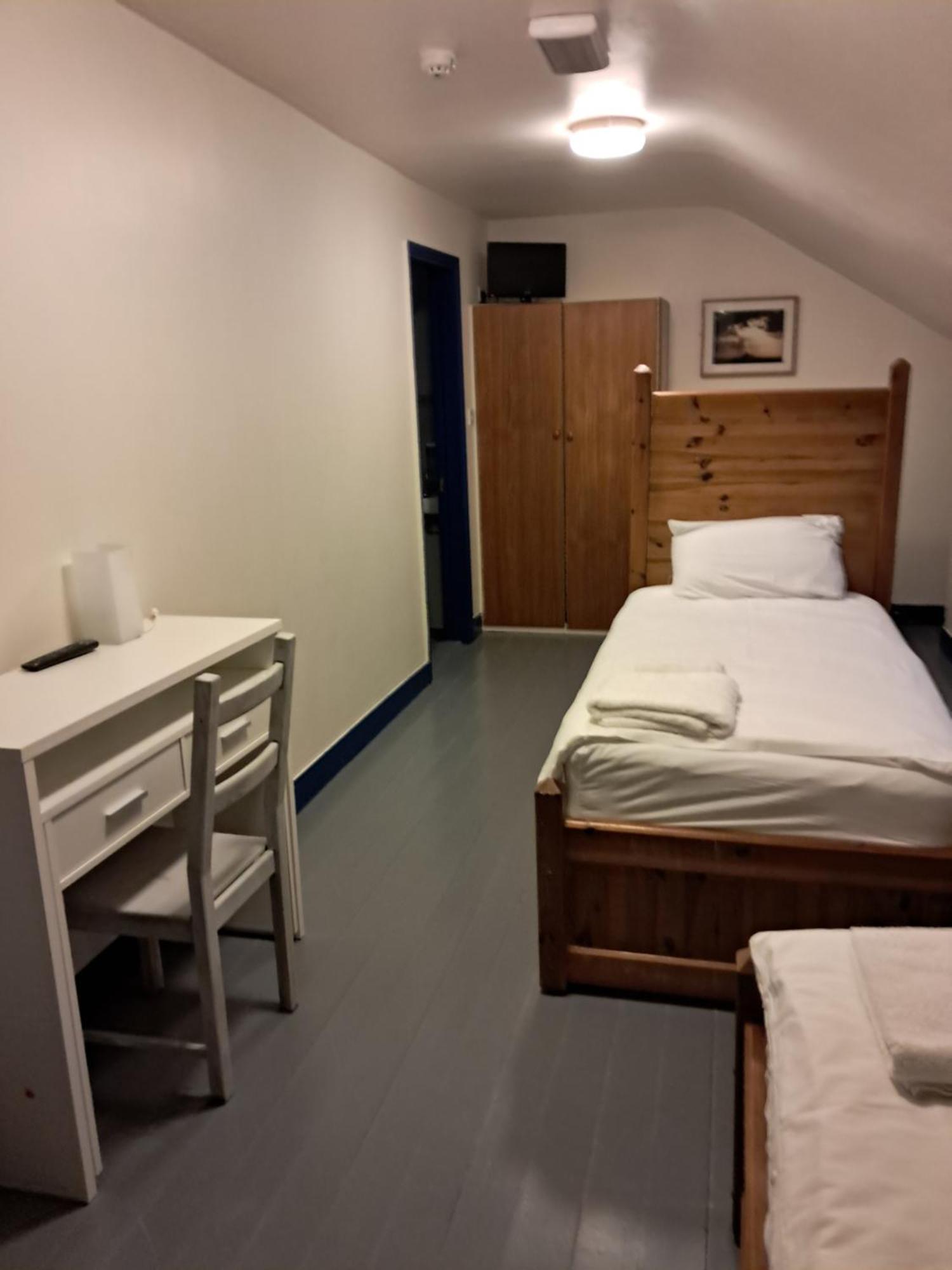 Coastguard Lodge Hostel At Tigh Tp Glaise Bheag Extérieur photo