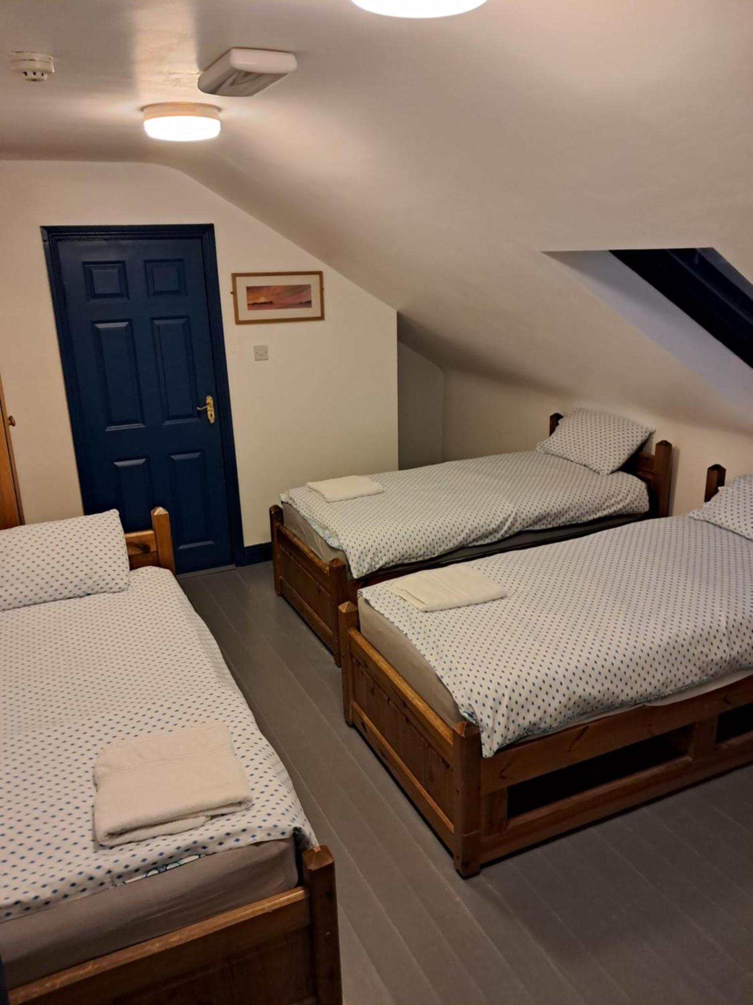 Coastguard Lodge Hostel At Tigh Tp Glaise Bheag Extérieur photo